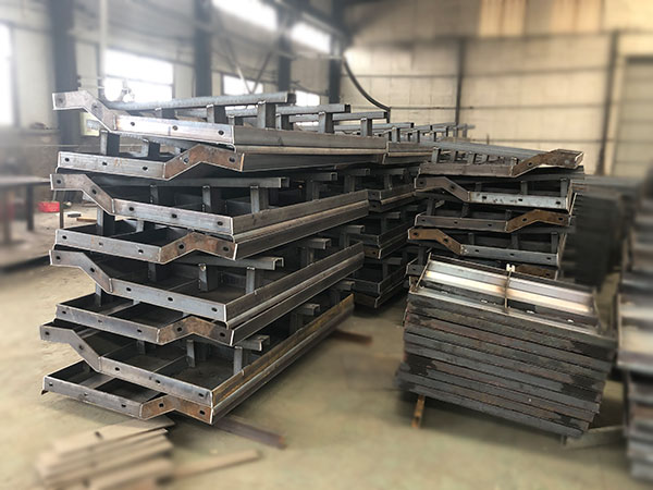 現(xiàn)澆防撞護(hù)欄模具