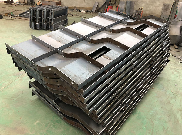 現(xiàn)澆護(hù)欄鋼模具