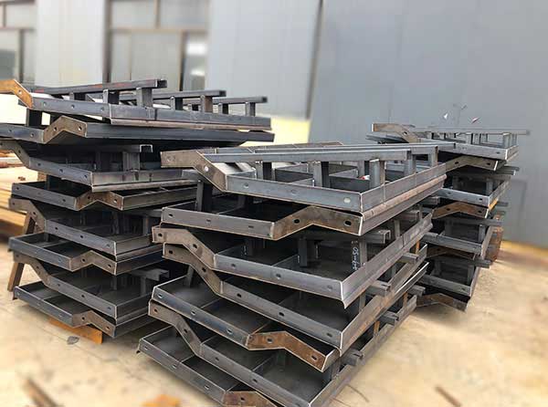 新澤西護(hù)欄鋼模具